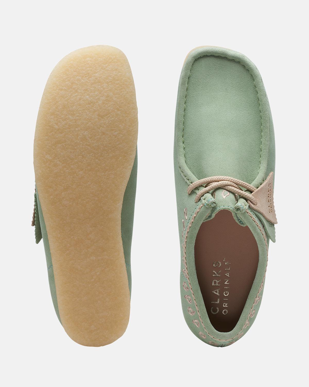 CLARKS ORIGINALS WALLABEE SHOES GREEN EMBROIDERY – CLARKS-26172073-UK8 | Studio DOS by Designer Outlet Sales