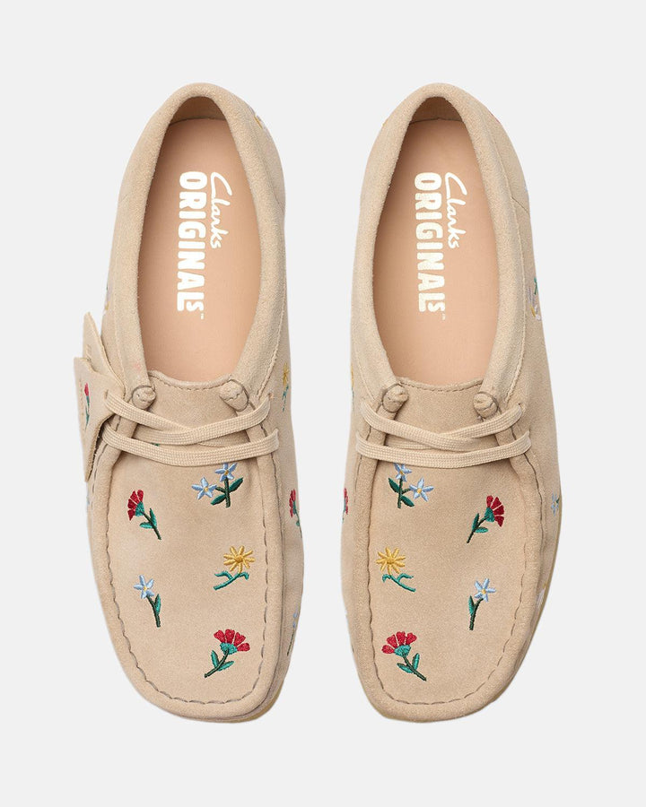 CLARKS ORIGINALS WOMENS WALLABEE SHOES TAUPE EMBROIDERED-Designer Outlet Sales