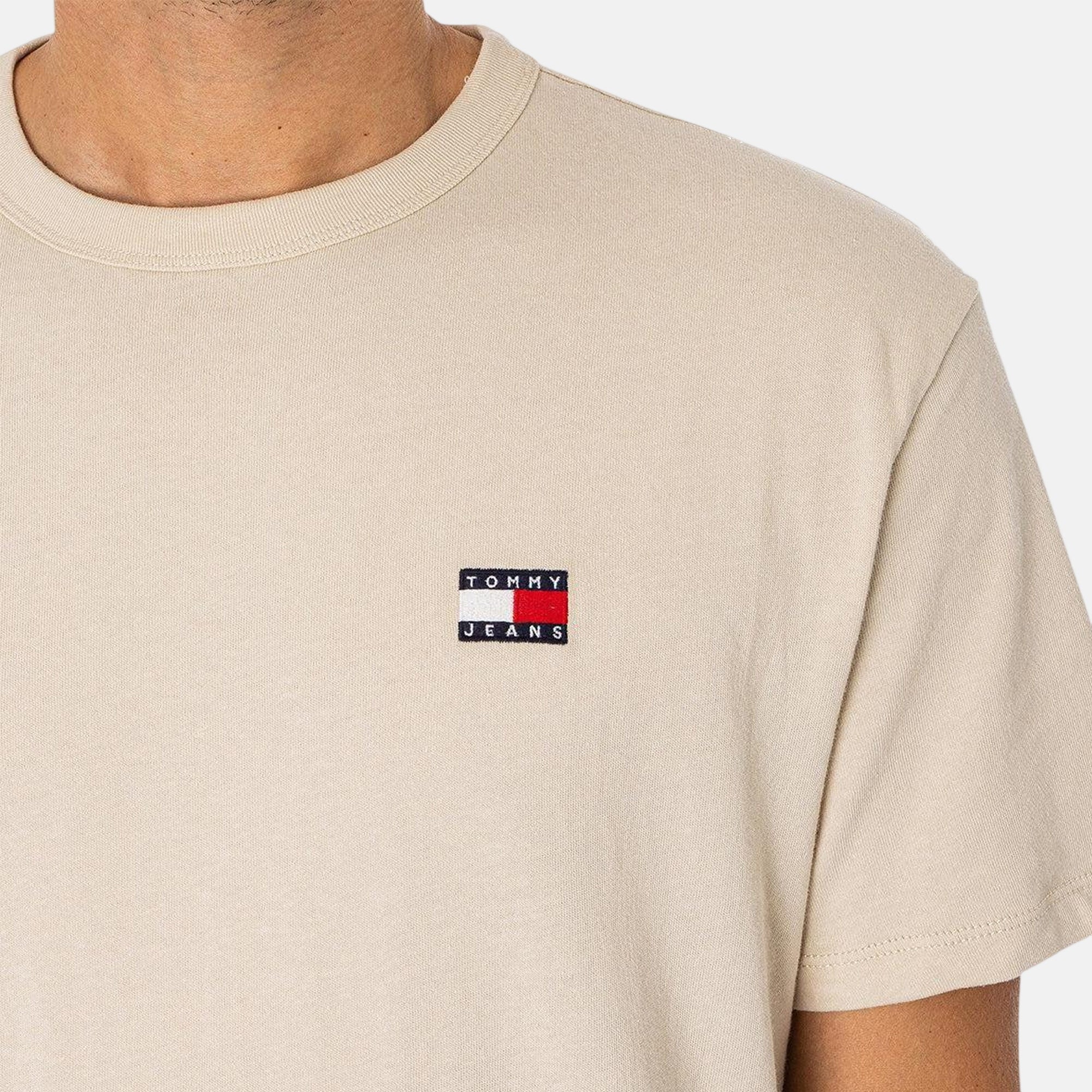 Tommy Jeans Mens Reg Logo Badge T-Shirt Newsprint – SS25282-S | Studio DOS by Designer Outlet Sales